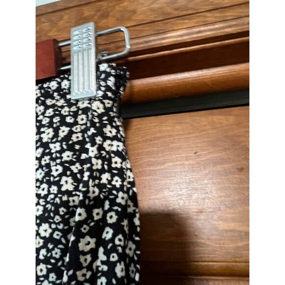 NWT H&M Women's Ditsy Floral Print Crepe Midi Skirt High Slit Black/White Size 2 - Picture 5 of 11